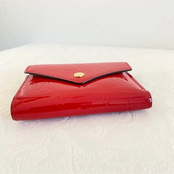 Louis Vuitton Victorine
Monogram Vernis wallet - Picture 6 of 16